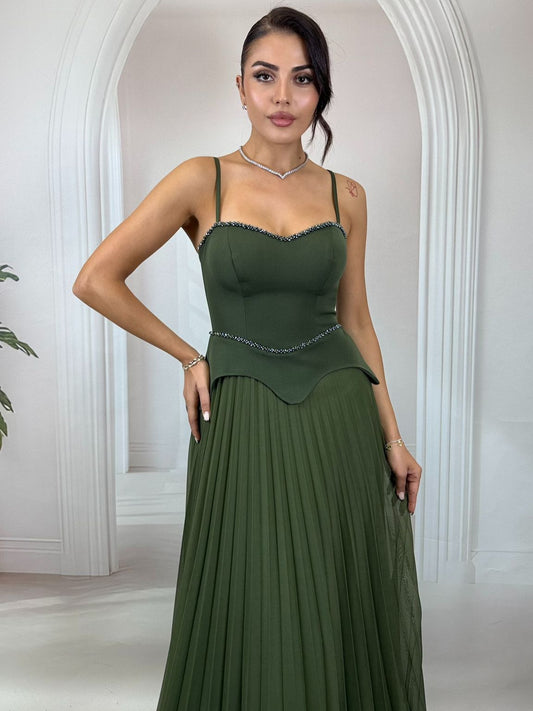 Asimetrik Bel Detaylı ve Pileli Askılı Uzun Elbise