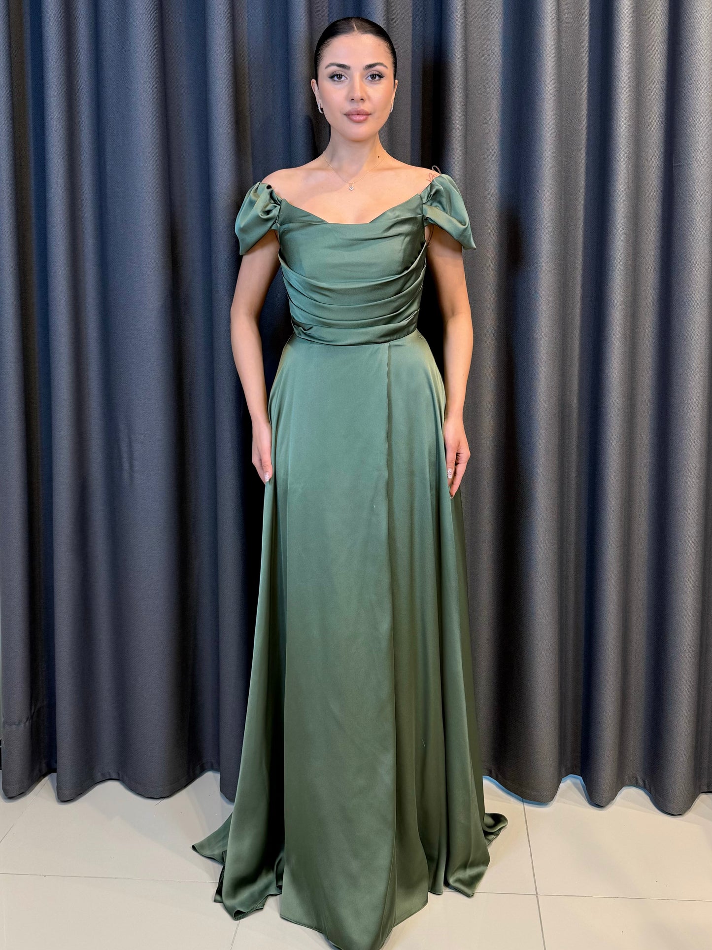 Siyah Saten Düşük Omuz Drape Detaylı Uzun Abiye Elbise