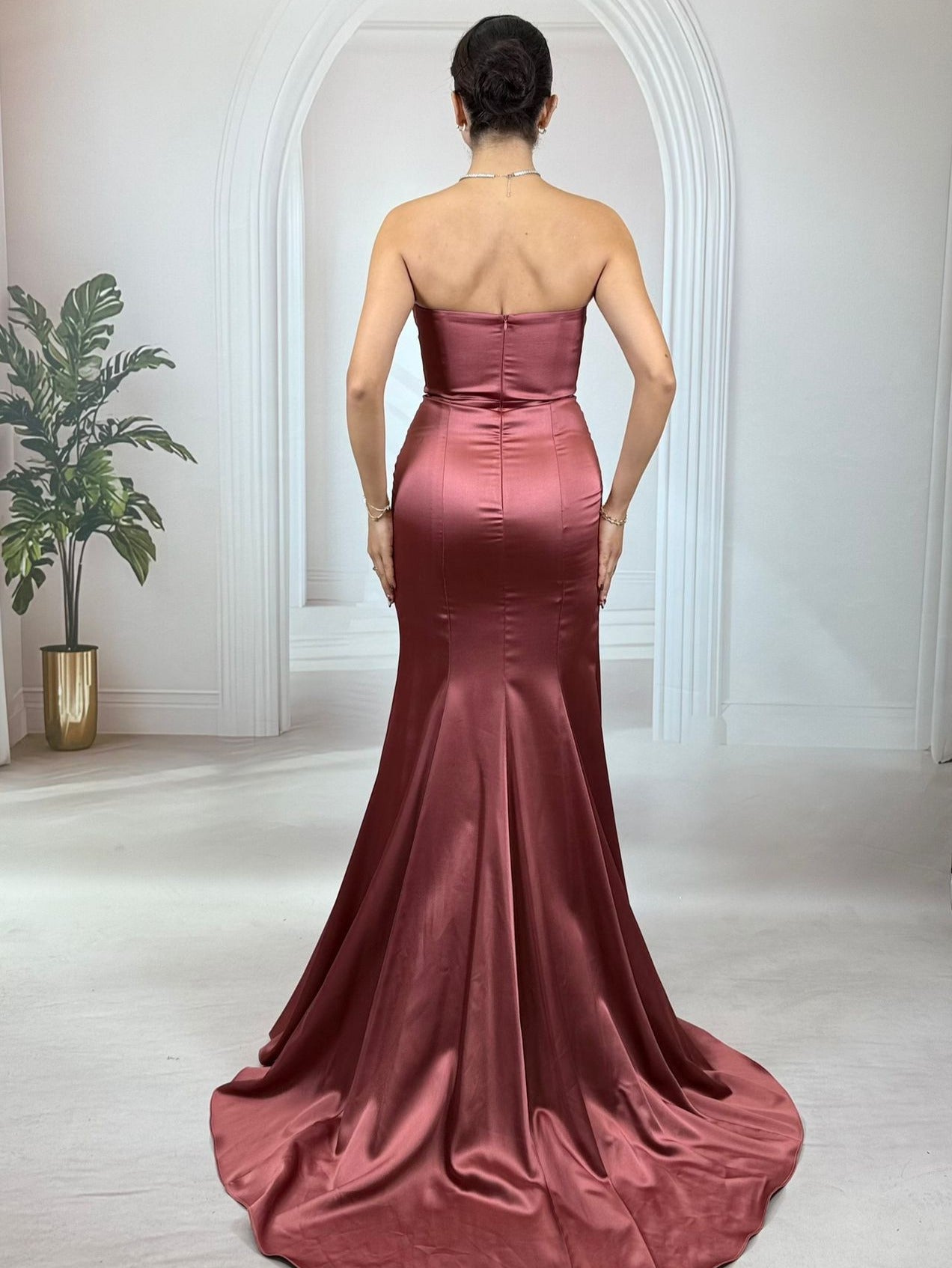 Taba Rengi Saten Drapeli Straplez Balık Abiye Elbise