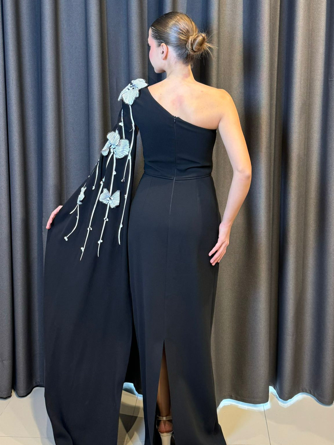 Tek Omuz Pelerinli ve Siyah İşlemeli Beyaz Krep Gece Elbisesi