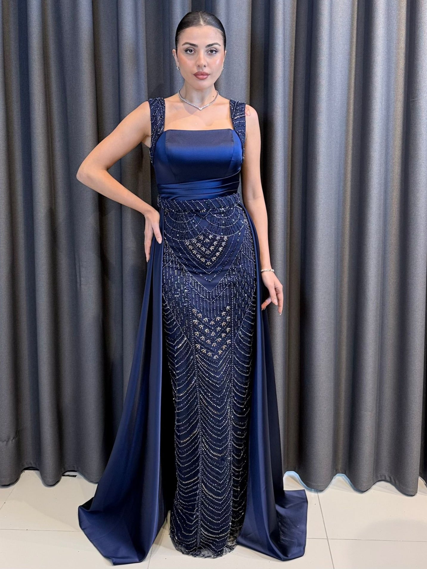 Siyah Saten Taş İşlemeli Kuyruklu Abiye Elbise