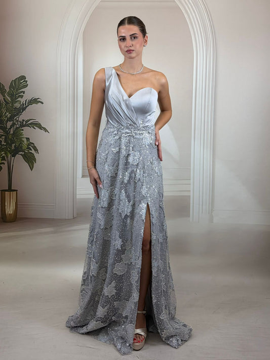 Tek Omuzlu, Yırtmaçlı ve Çiçek İşlemeli  Gümüş Abiye