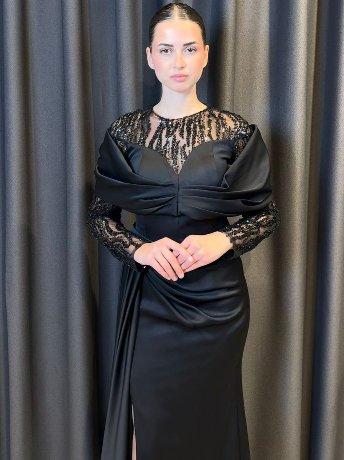Siyah Saten Drape Detaylı ve Payet İşlemeli Yırtmaçlı Abiye
