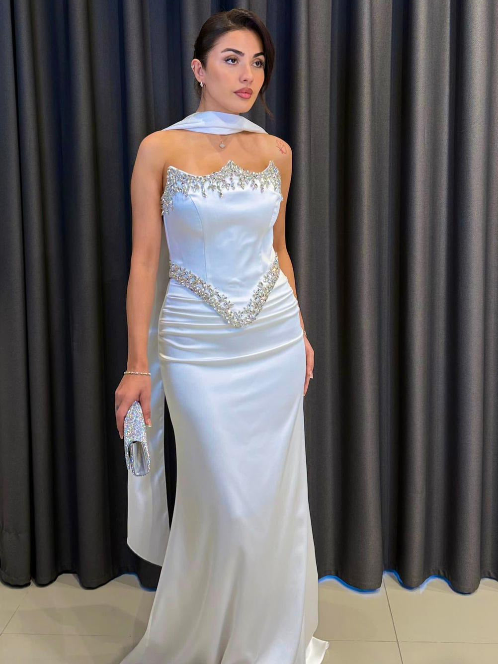 Göğüs ve Bel Hattı Taş İşlemeli Straplez Siyah Abiye