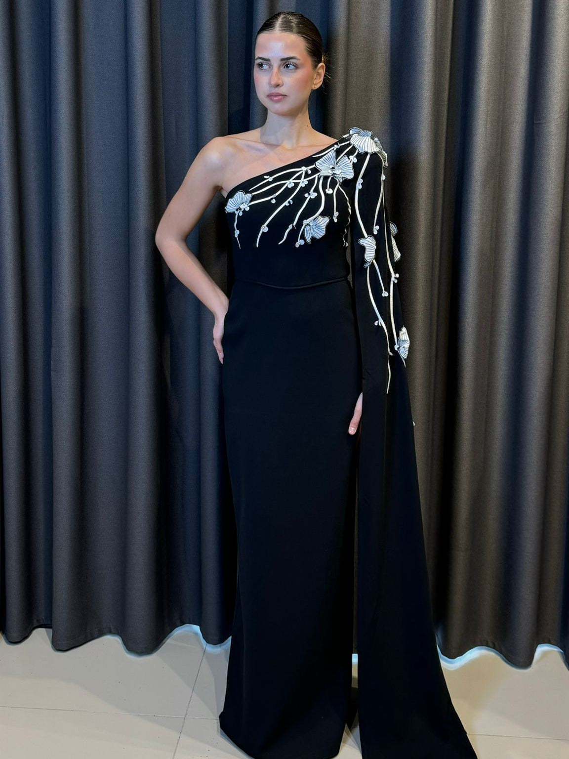 Tek Omuz Pelerinli ve Siyah İşlemeli Beyaz Krep Gece Elbisesi