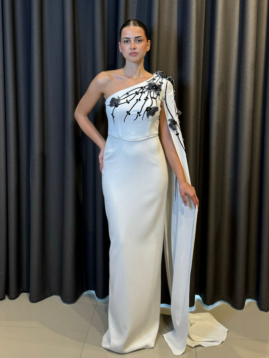 Tek Omuz Pelerinli Siyah İşlemeli Beyaz Krep Abiye