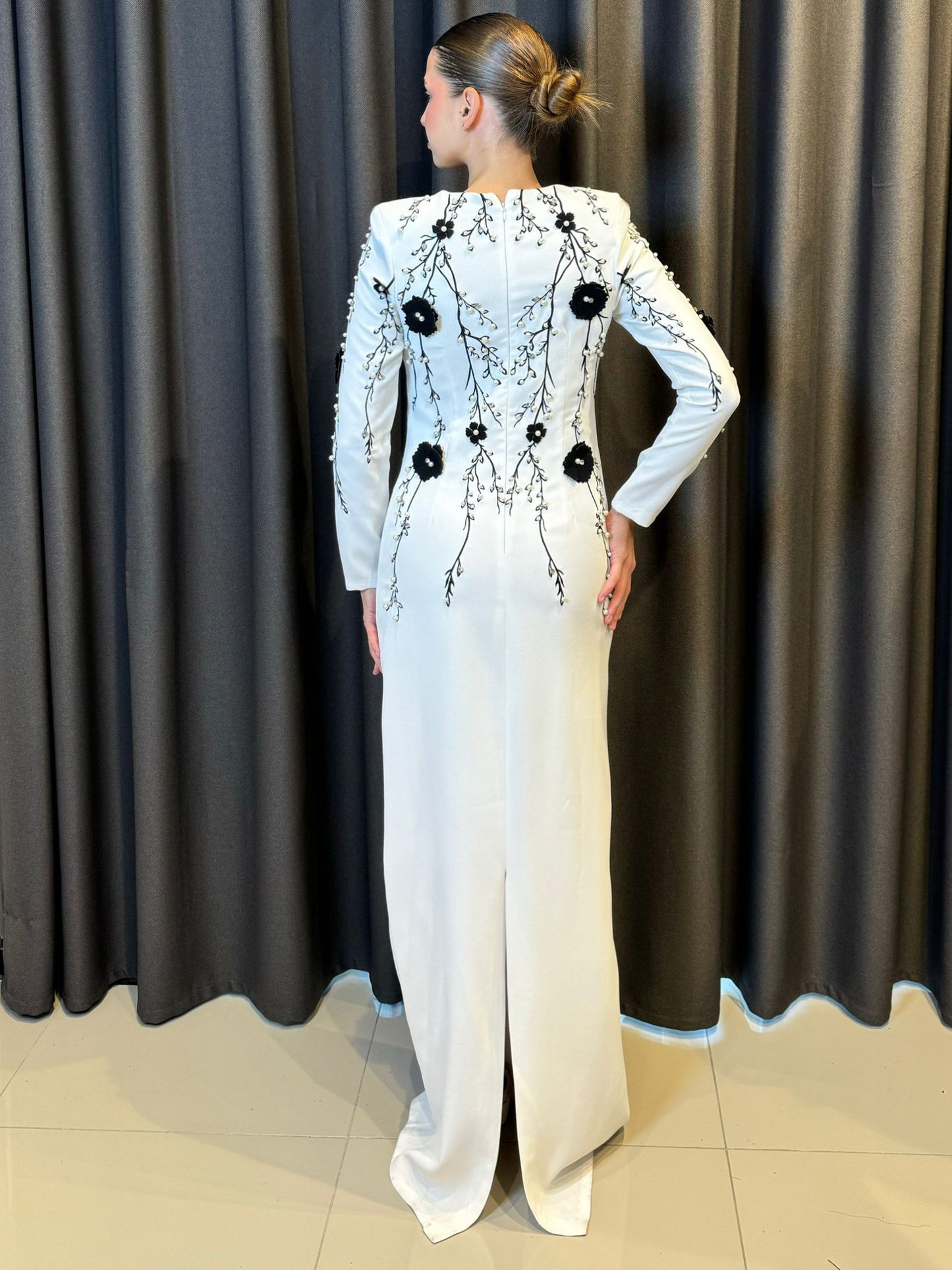 Siyah Beyaz  Çiçek Nakışlı ve İnci Detaylı Abiye