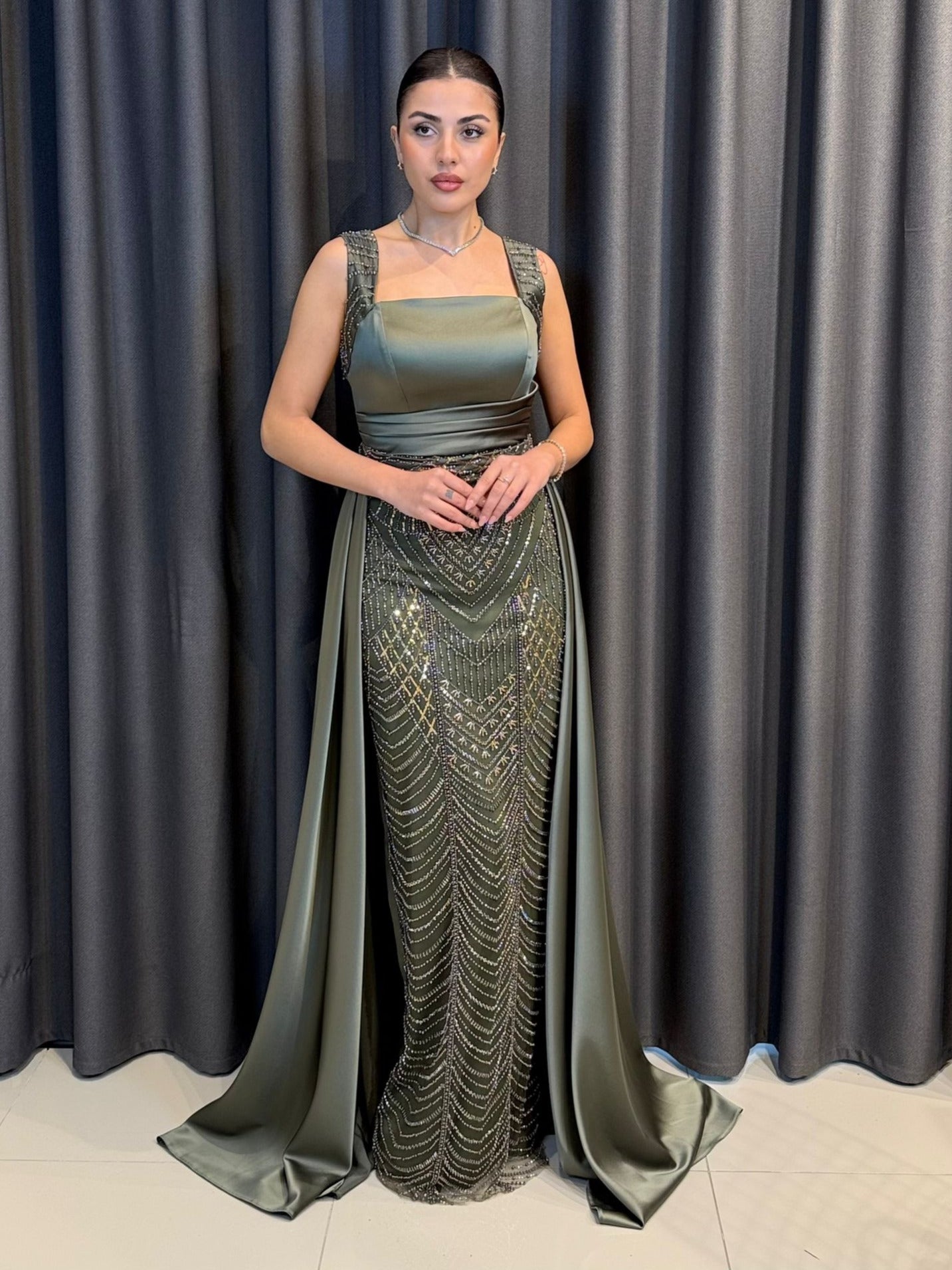 Siyah Saten Taş İşlemeli Kuyruklu Abiye Elbise