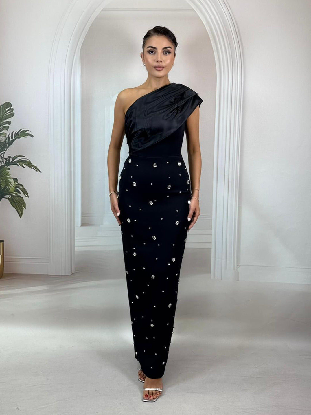 Tek Omuz Organze Detaylı Taş İşlemeli Beyaz Abiye