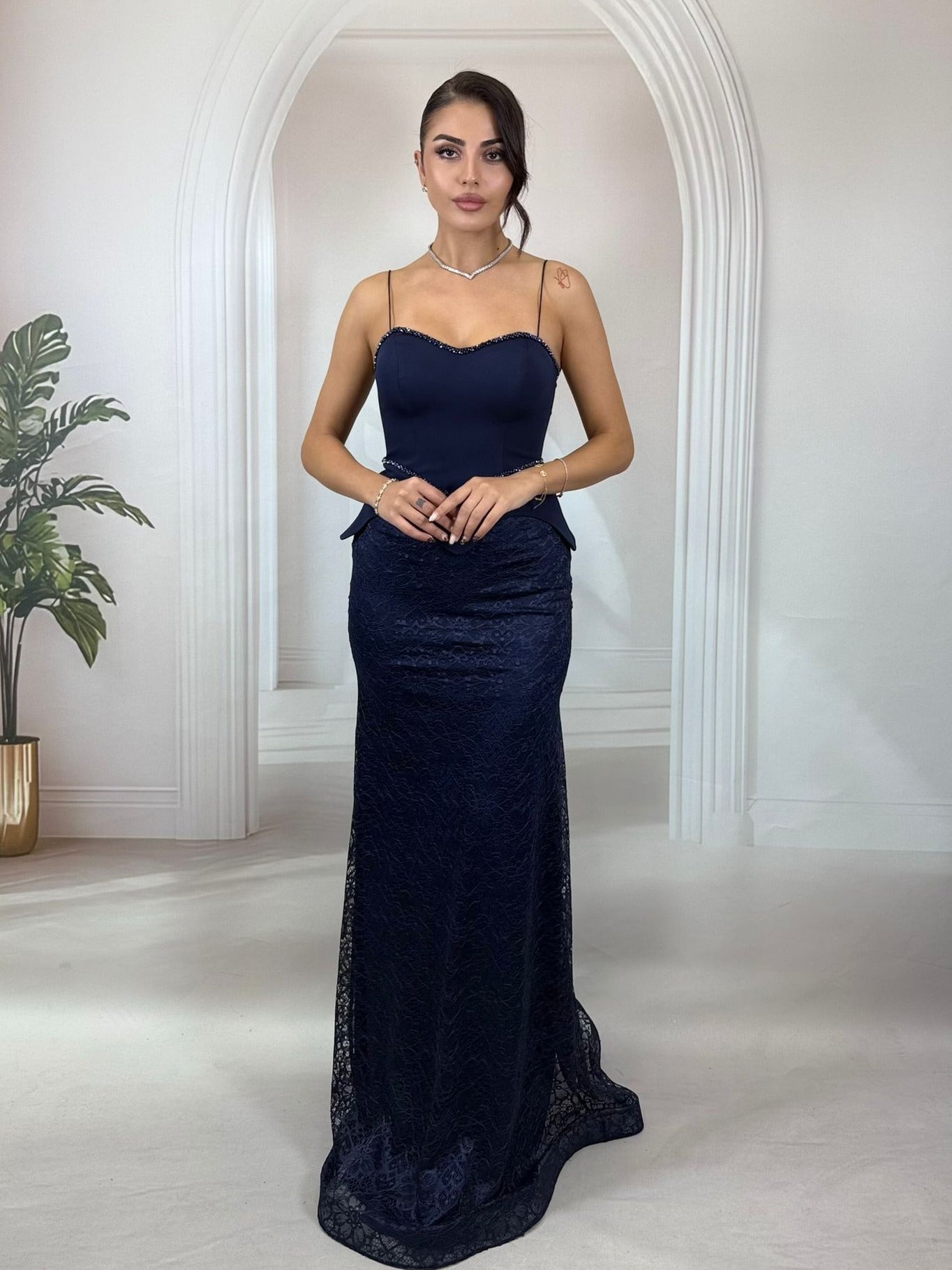 Siyah Straplez Peplum Detaylı Dantel Balık Gece Elbisesi