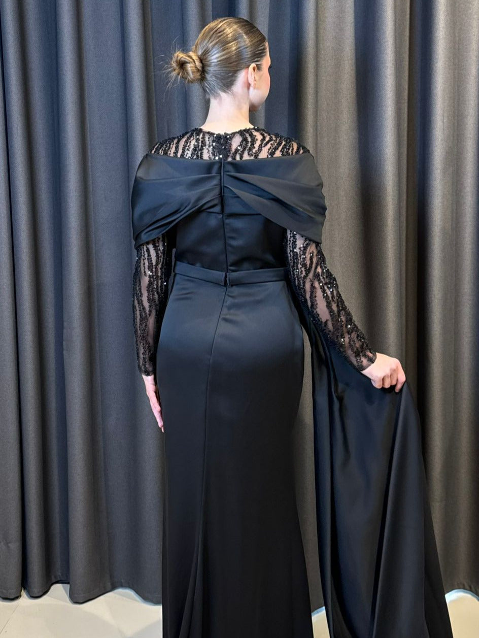 Siyah Saten Drape Detaylı ve Payet İşlemeli Yırtmaçlı Abiye