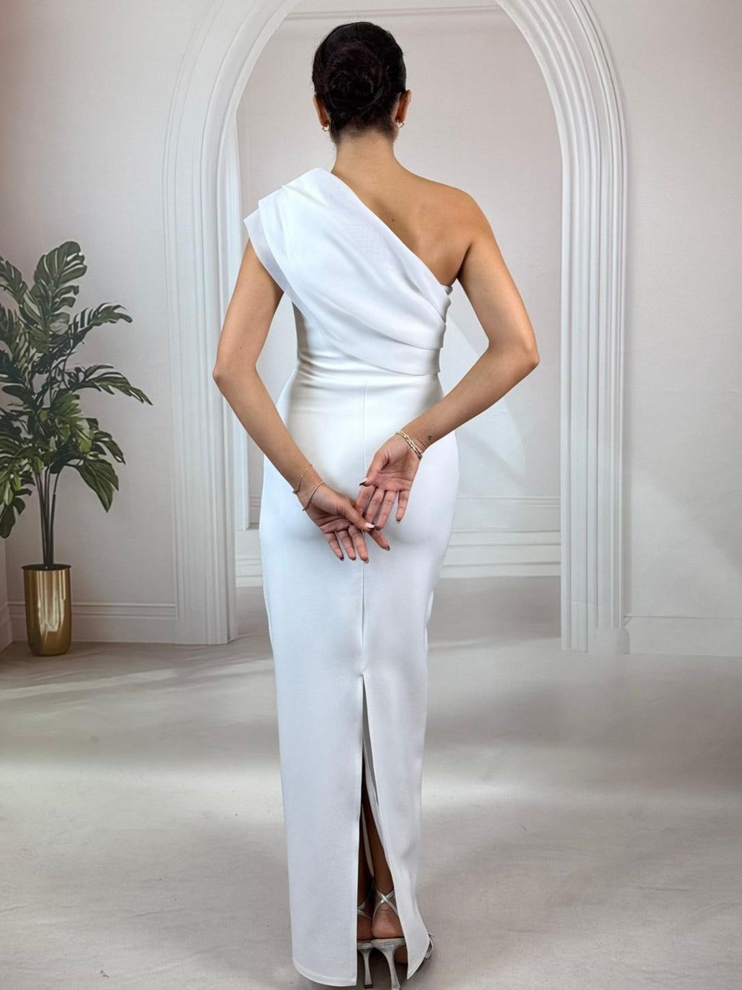 Tek Omuz Organze Detaylı Taş İşlemeli Beyaz Abiye