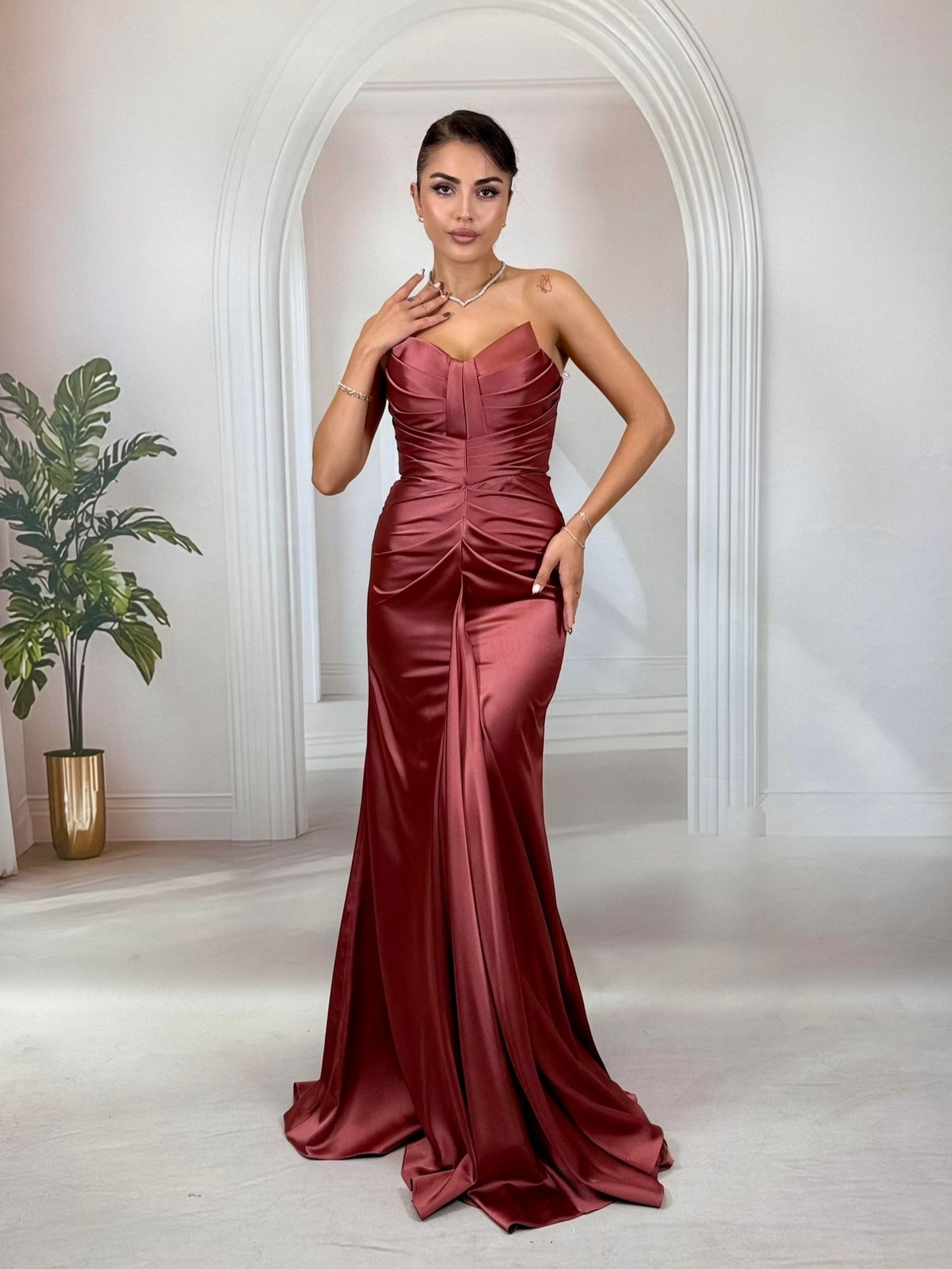 Taba Rengi Saten Drapeli Straplez Balık Abiye Elbise