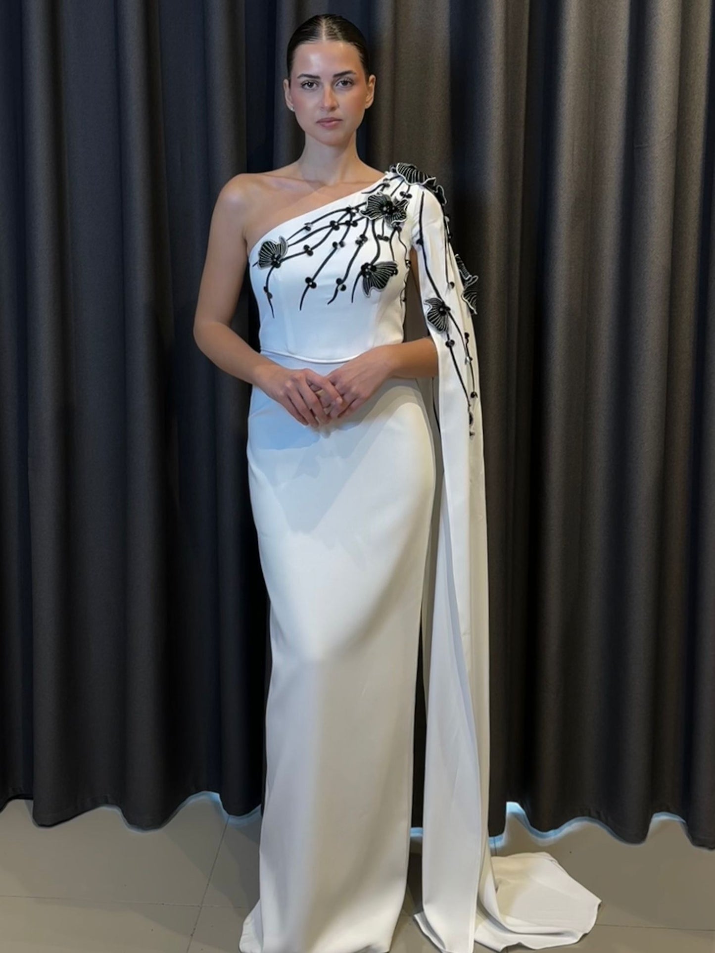 Tek Omuz Pelerinli ve Siyah İşlemeli Beyaz Krep Gece Elbisesi