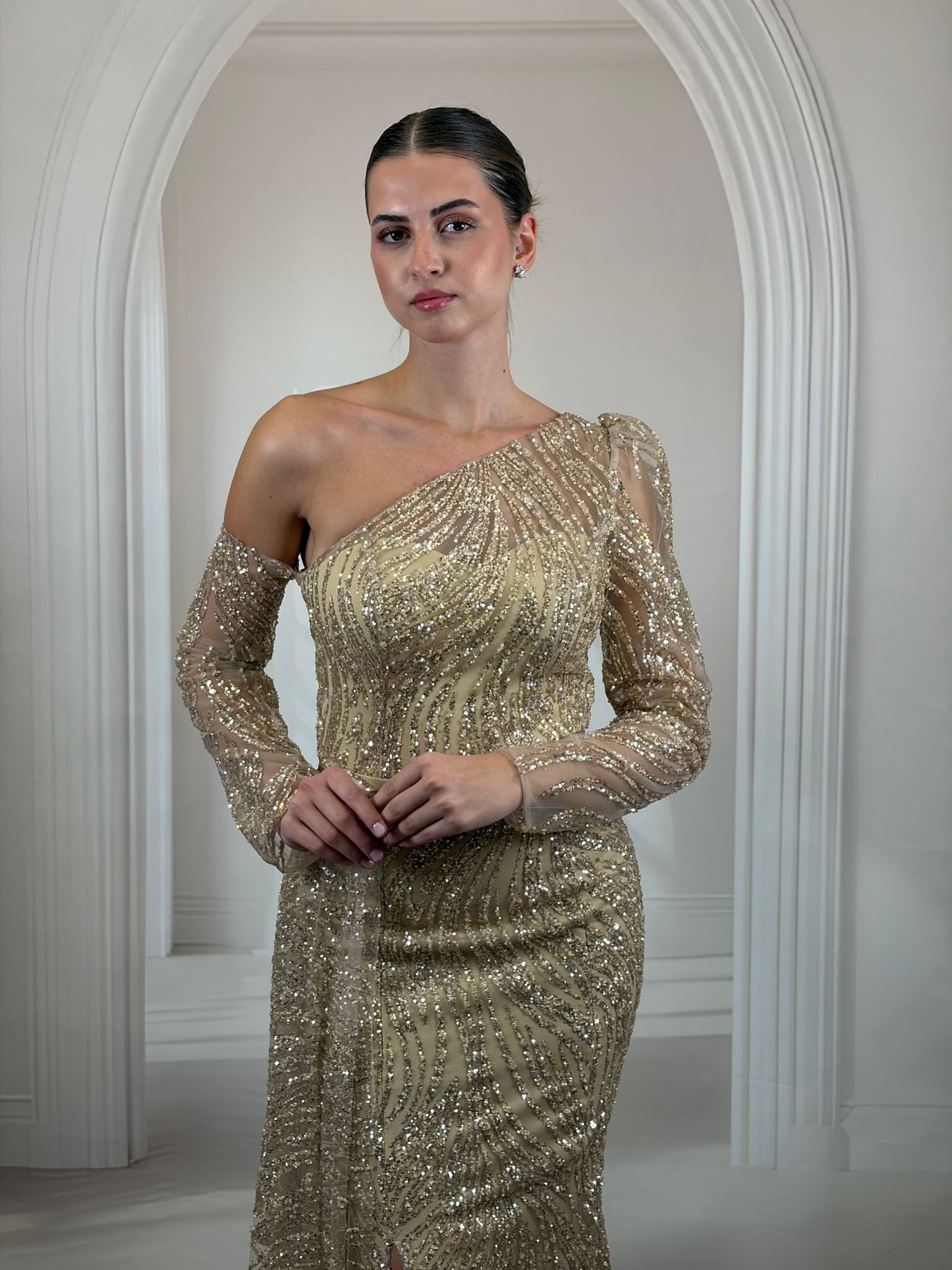 Işıltılı Altın Simli Gece Elbisesi - Özel Kesim Kollu ve Yırtmaçlı