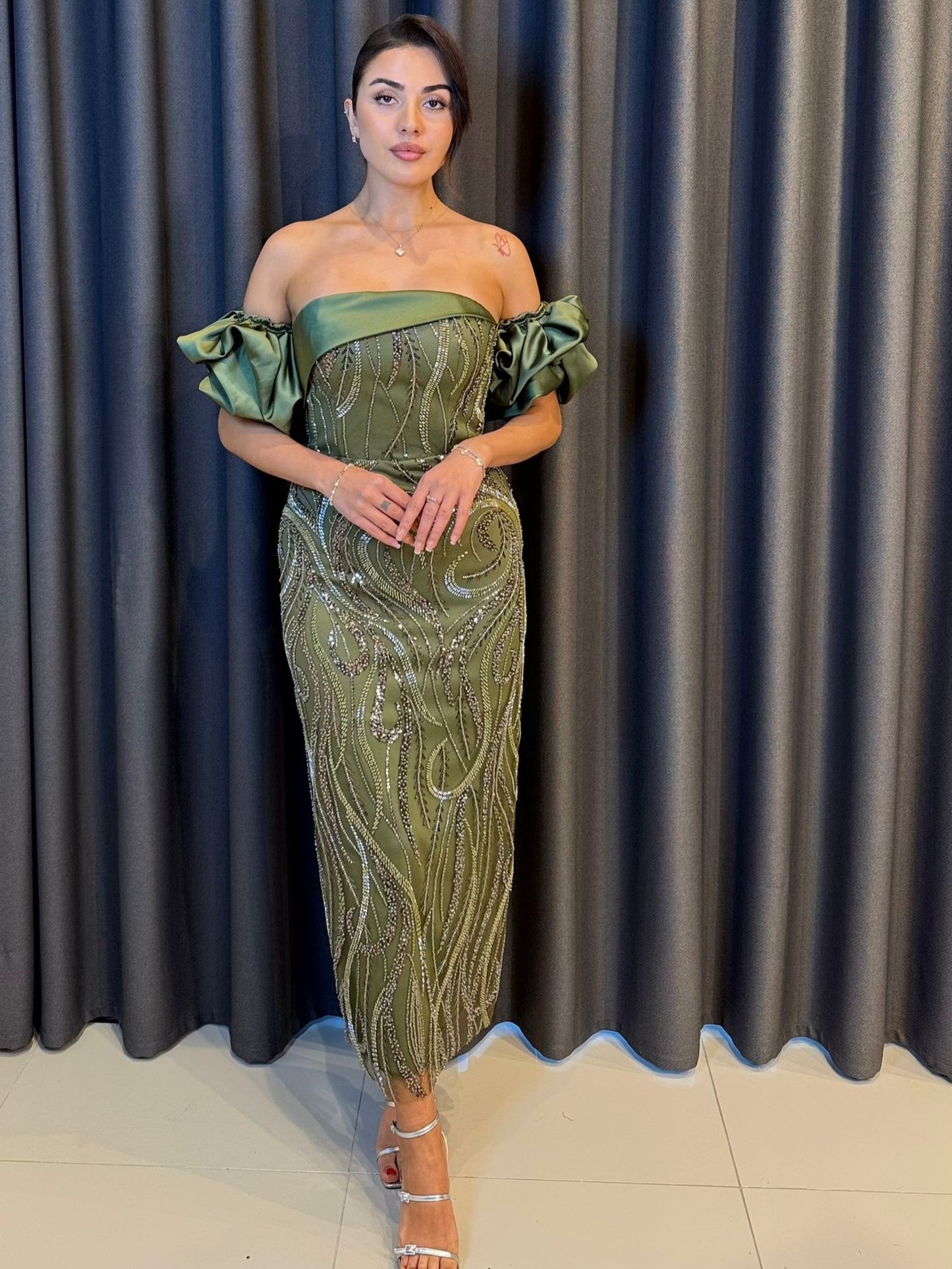 Lacivert Düşük Kol Payet İşlemeli Midi Boy Abiye Elbise