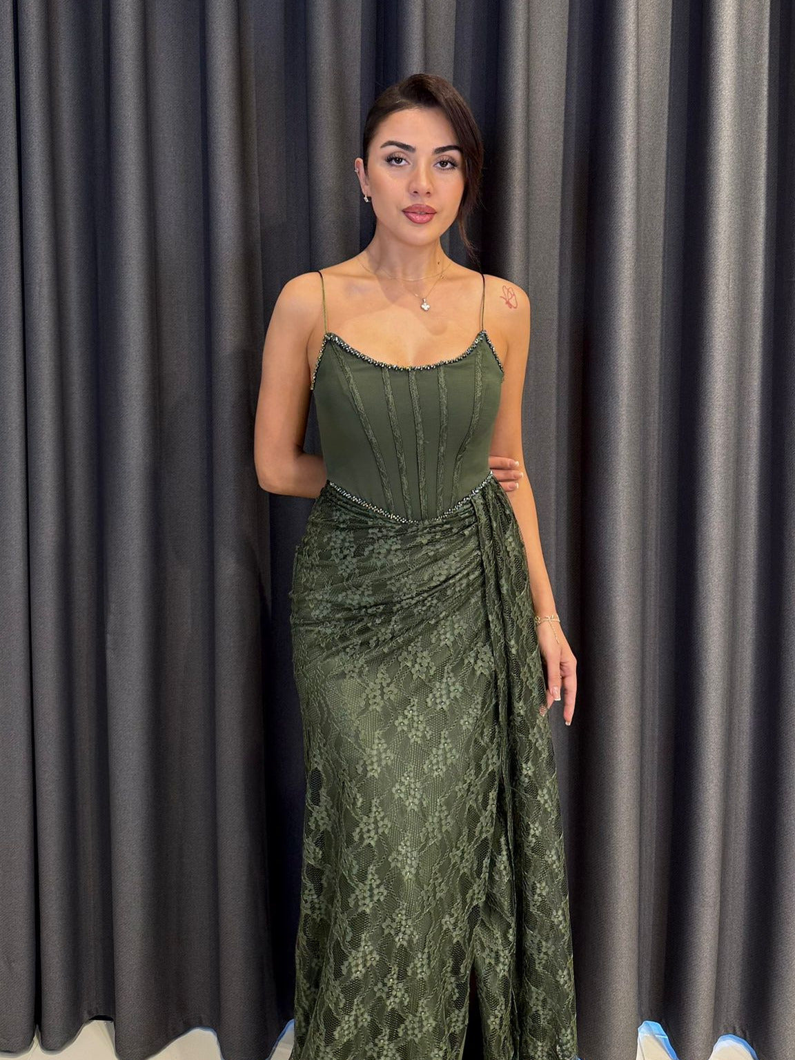 Korse Detaylı ve Drapeli Dantel Etekli İnce Askılı Abiye Lacivert