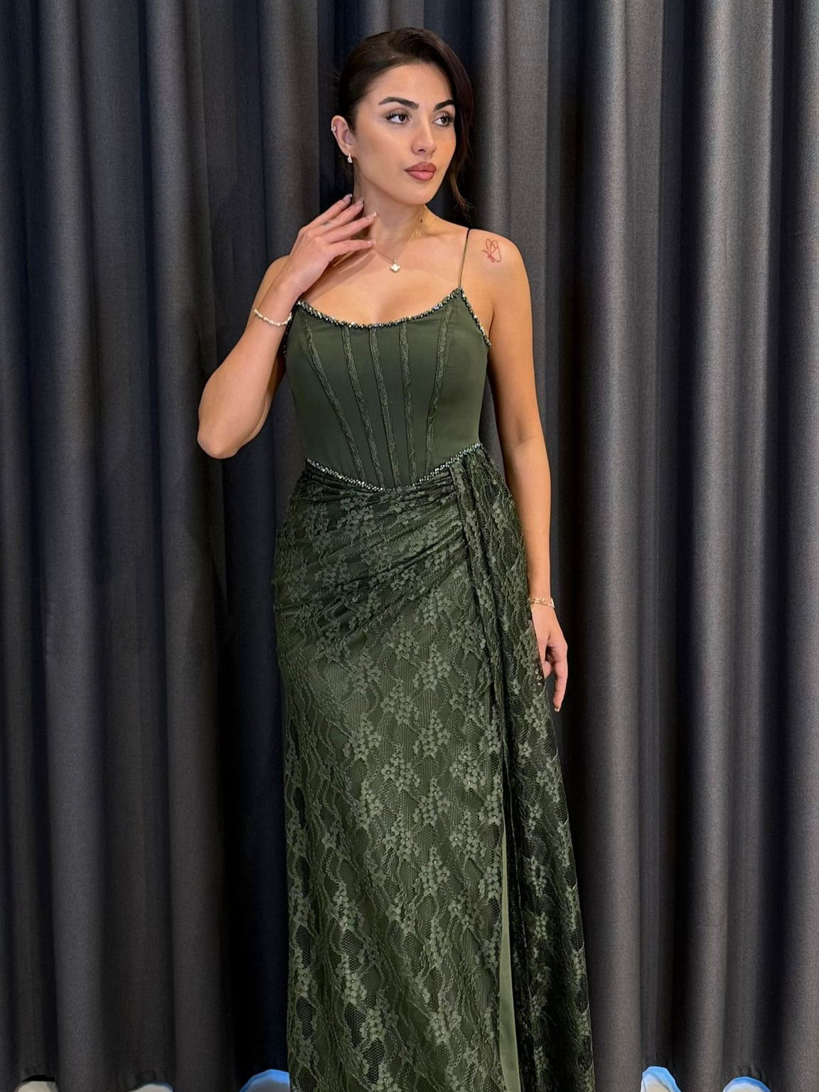 Korse Detaylı ve Drapeli Dantel Etekli İnce Askılı Abiye Lacivert