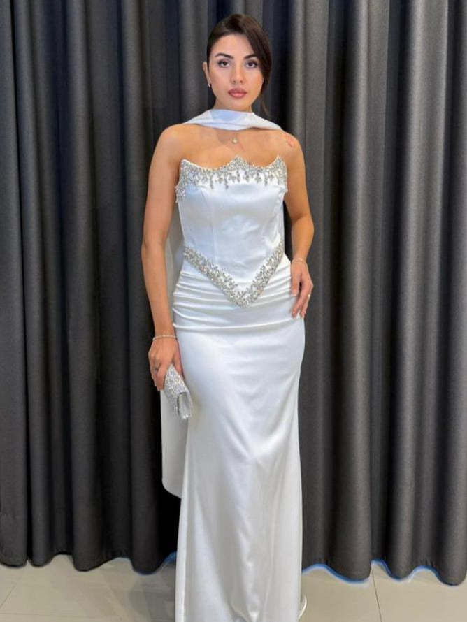 Göğüs ve Bel Hattı Taş İşlemeli Straplez Siyah Abiye