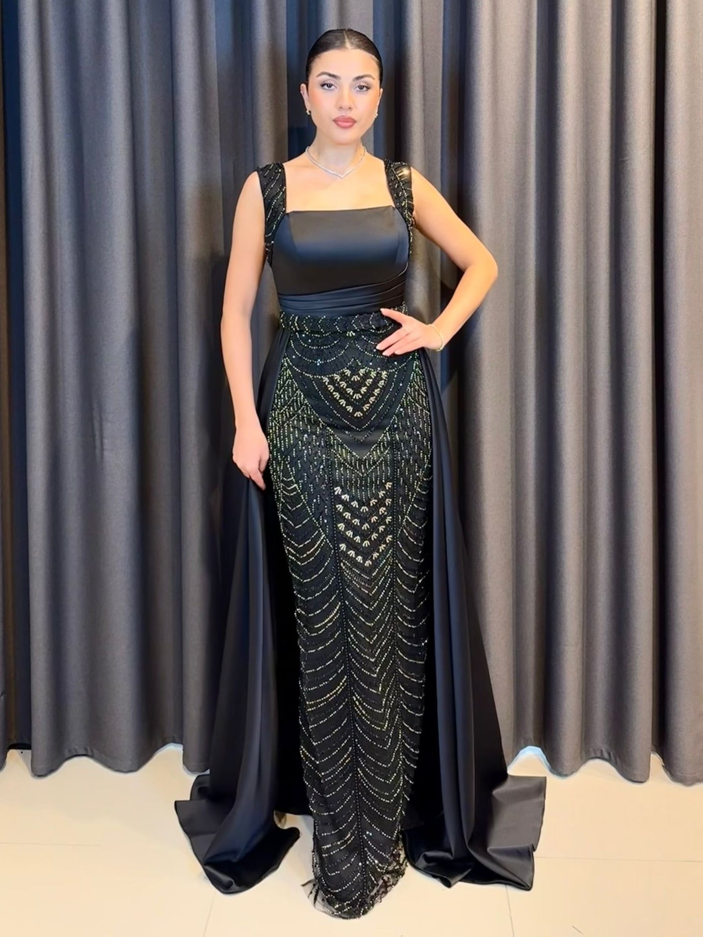 Siyah Saten Taş İşlemeli Kuyruklu Abiye Elbise