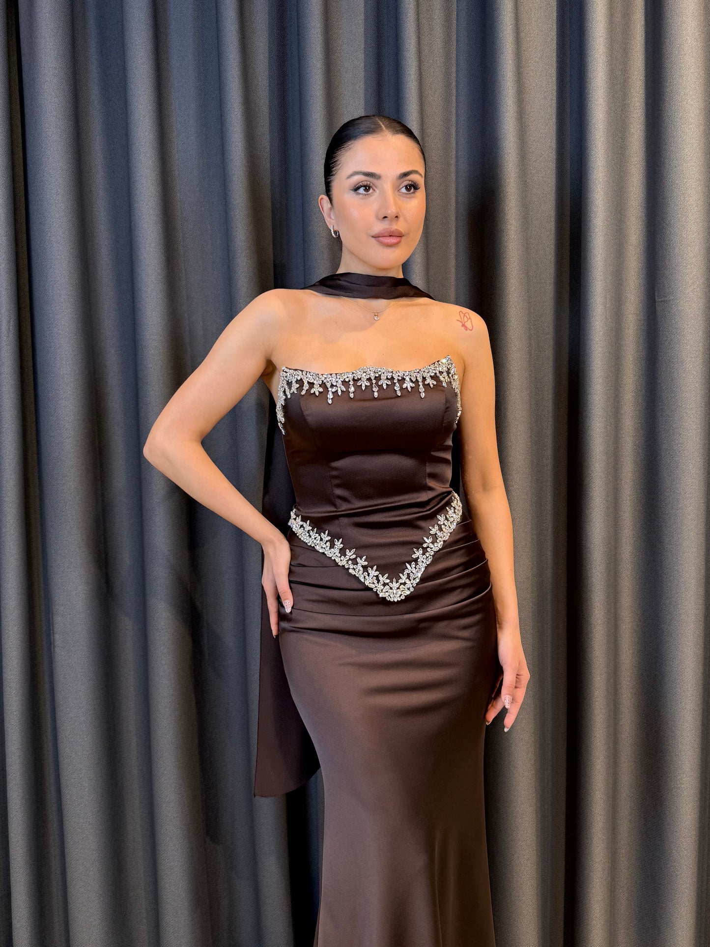 Göğüs ve Bel Hattı Taş İşlemeli Straplez Siyah Abiye