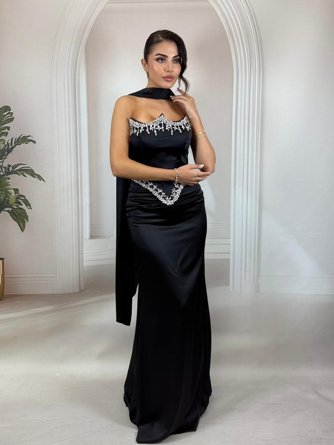 Göğüs ve Bel Hattı Taş İşlemeli Straplez Siyah Abiye