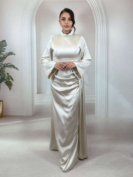Hakim Yaka Beli Kemer Detaylı Kuyruklu Saten Gece Elbisesi - Krem