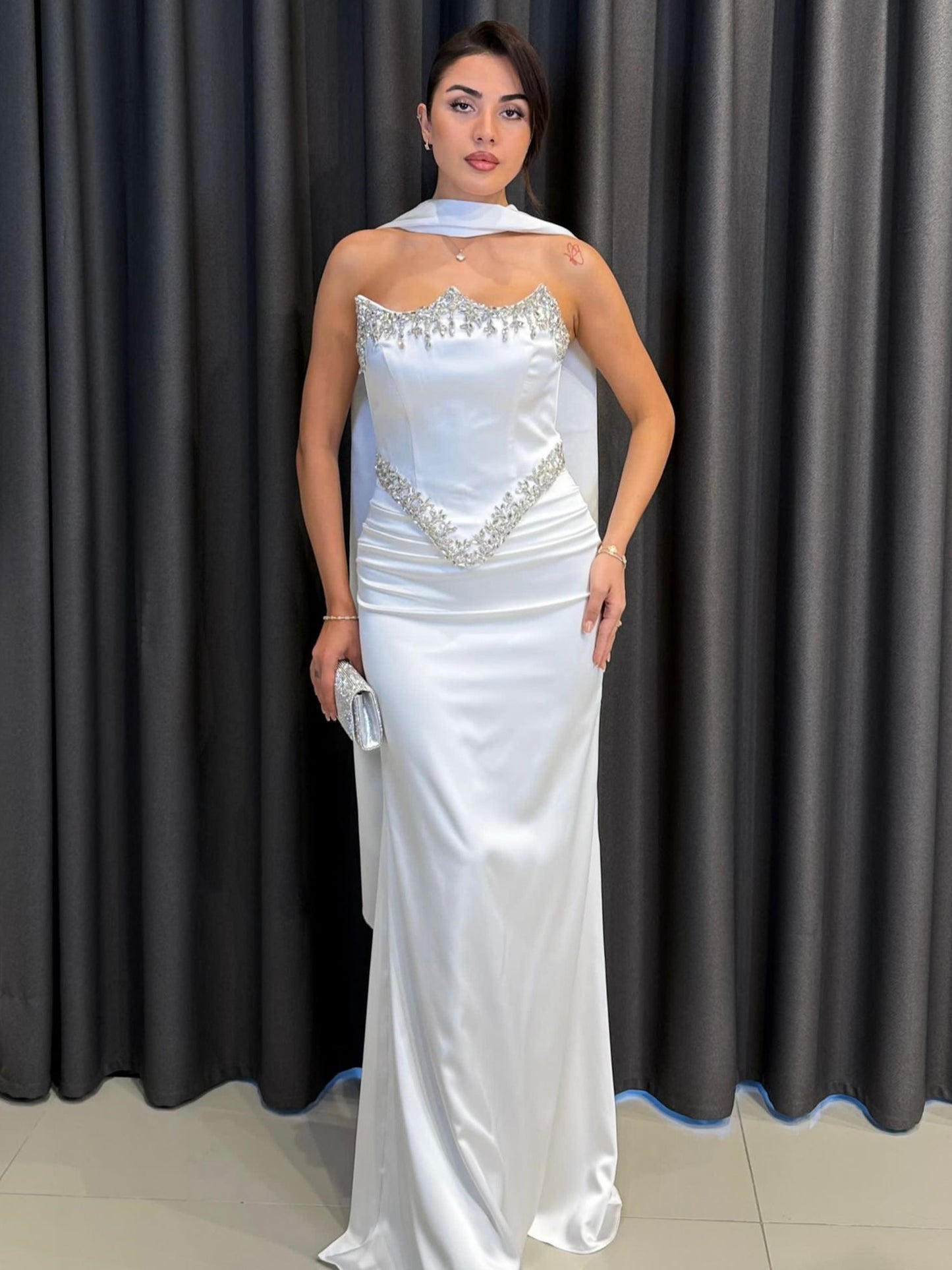 Göğüs ve Bel Hattı Taş İşlemeli Straplez Siyah Abiye