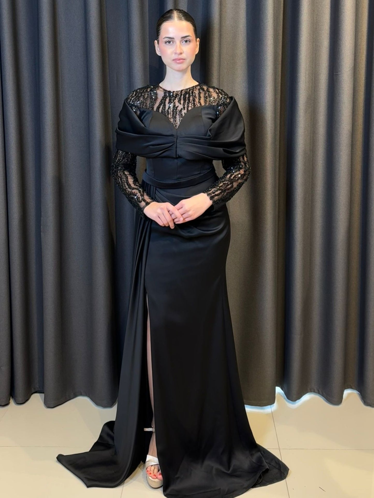 Siyah Saten Drape Detaylı ve Payet İşlemeli Yırtmaçlı Abiye