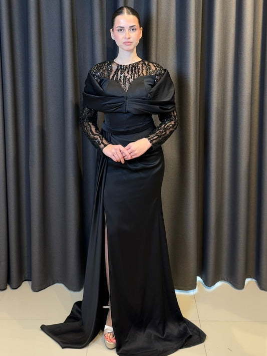 Siyah Saten Drape Detaylı ve Payet İşlemeli Yırtmaçlı Abiye