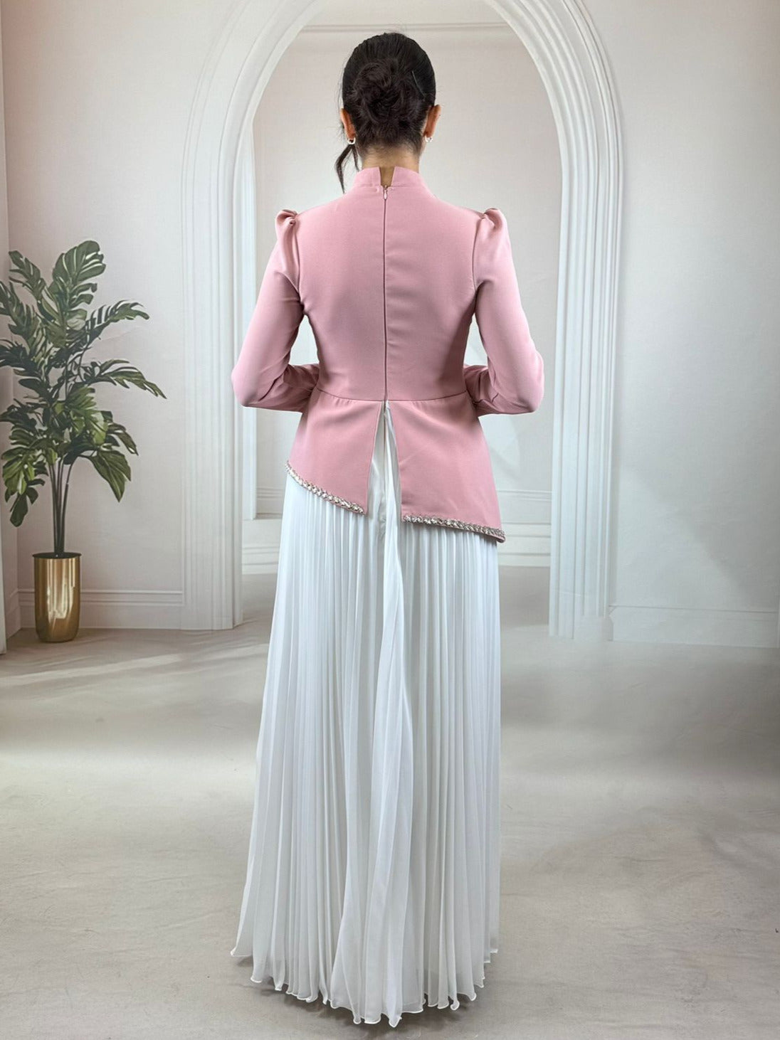 Taş İşlemeli Hakim Yaka ve Piliseli  Siyah Byaz Etekli Abiye