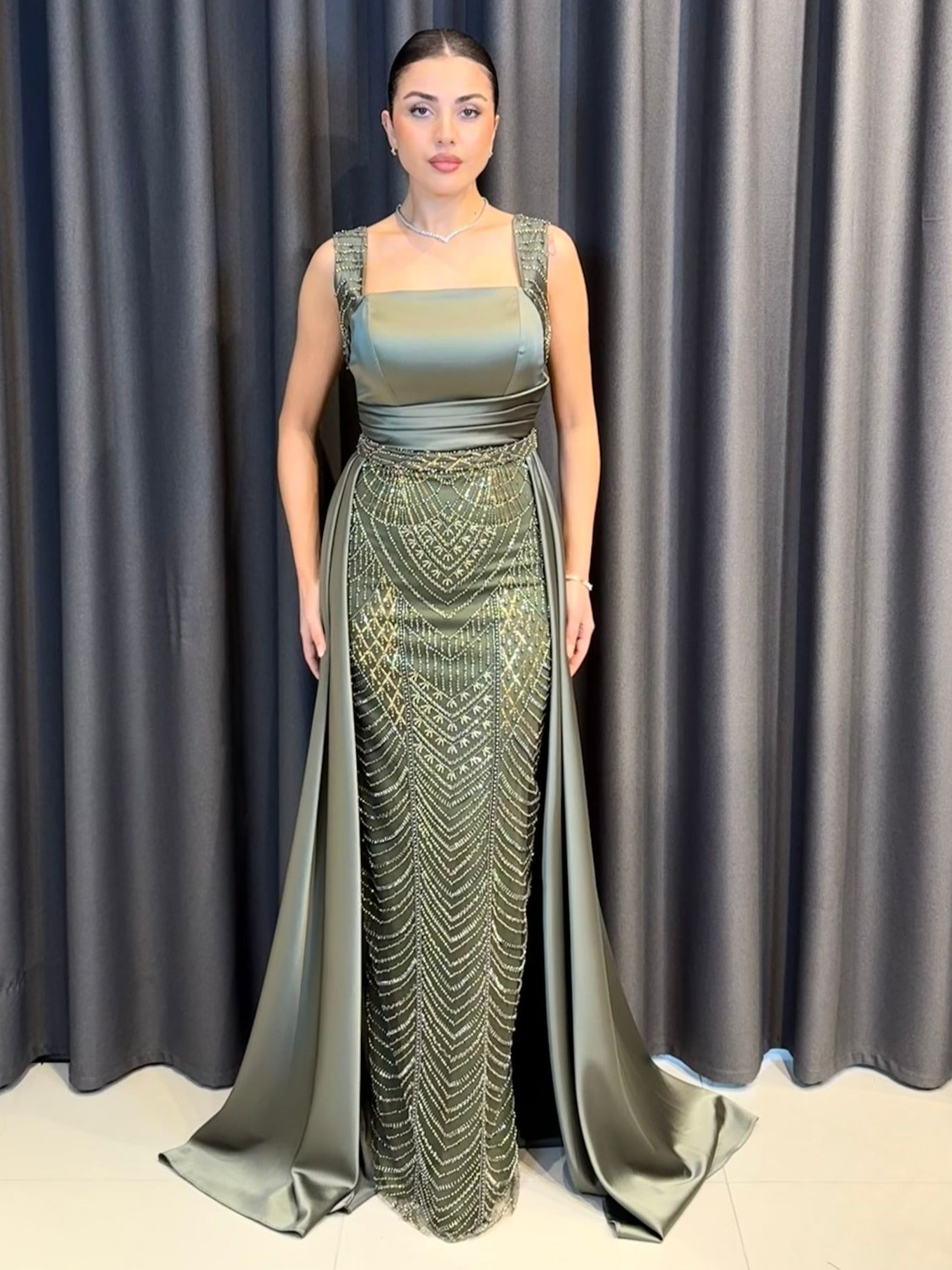 Siyah Saten Taş İşlemeli Kuyruklu Abiye Elbise