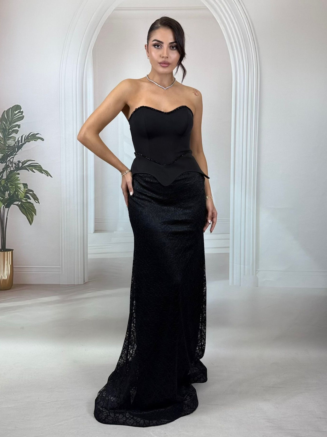 Siyah Straplez Peplum Detaylı Dantel Balık Gece Elbisesi