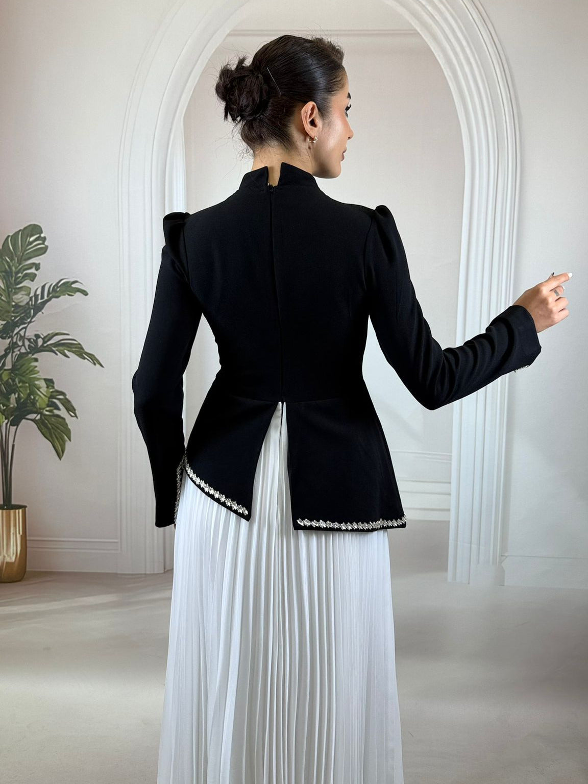 Taş İşlemeli Hakim Yaka ve Piliseli  Siyah Byaz Etekli Abiye