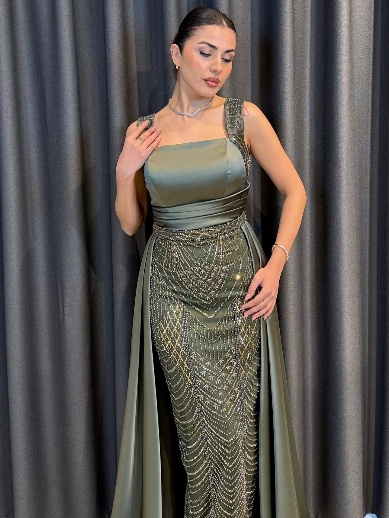 Siyah Saten Taş İşlemeli Kuyruklu Abiye Elbise