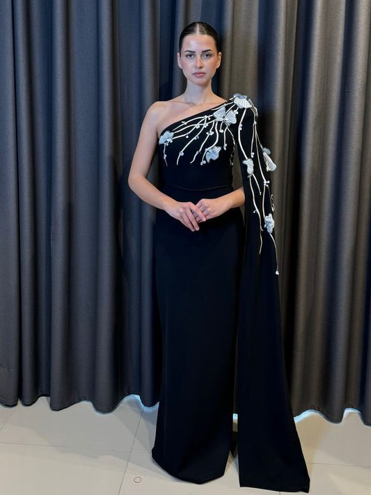 Tek Omuz Pelerinli ve Siyah İşlemeli Beyaz Krep Gece Elbisesi