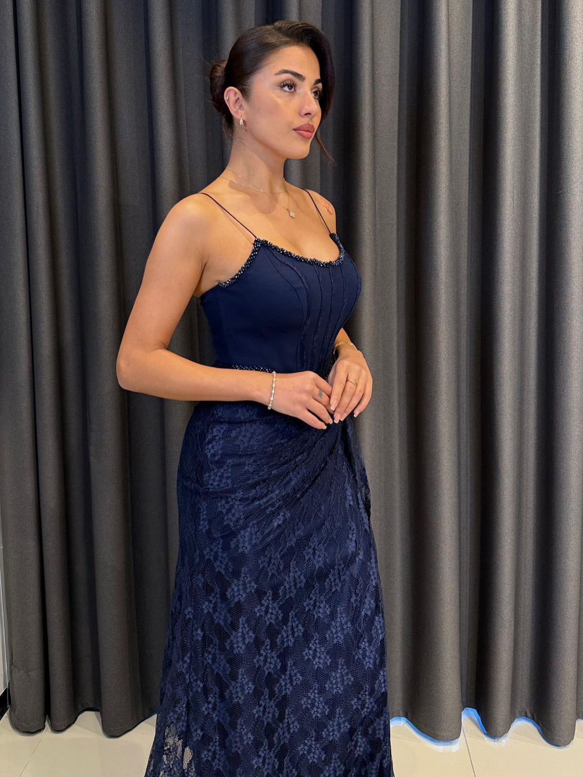 Korse Detaylı ve Drapeli Dantel Etekli İnce Askılı Abiye Lacivert