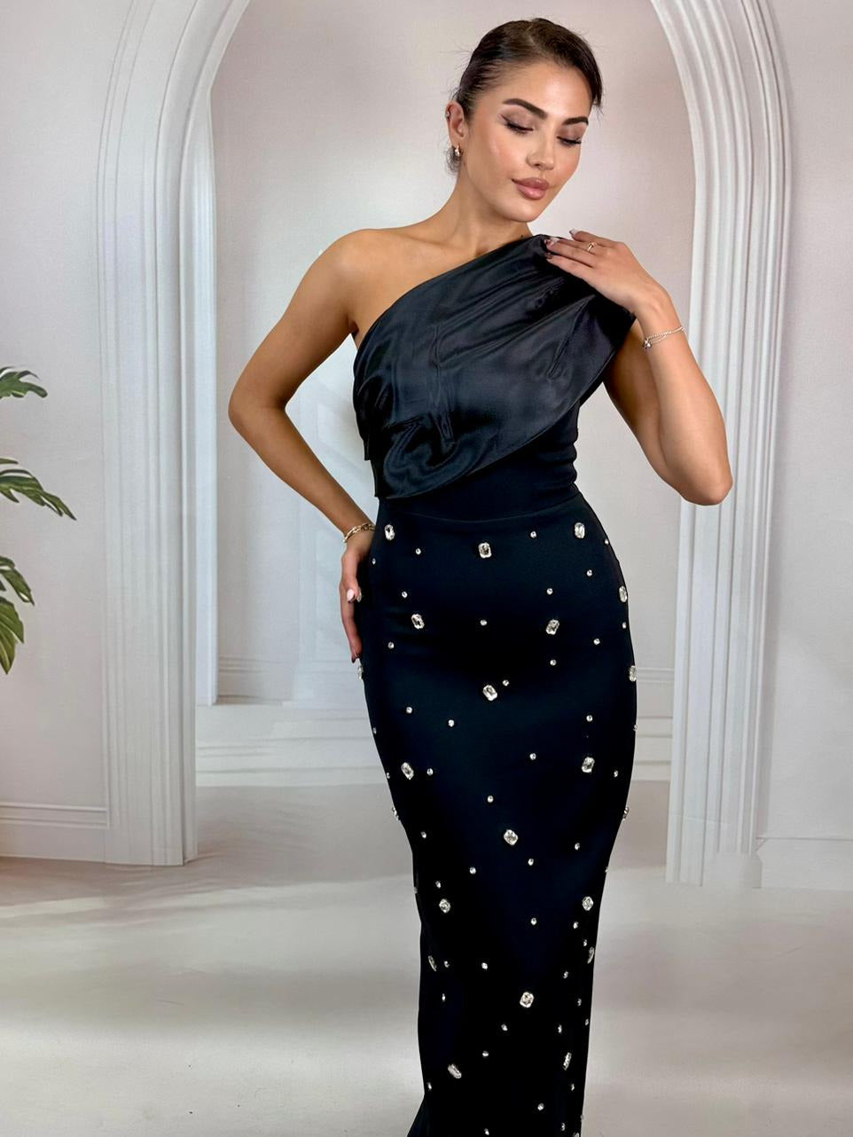 Tek Omuz Organze Detaylı Taş İşlemeli Siyah Abiye