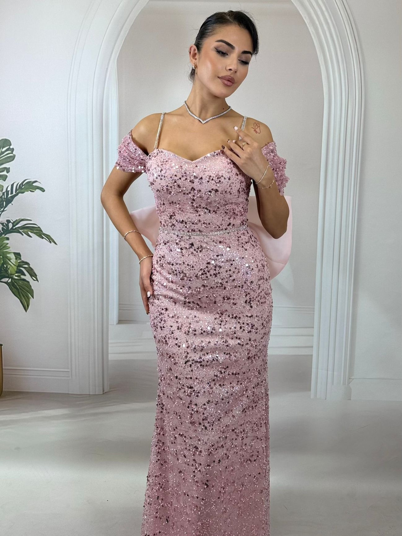 Bebe Mavisi Işıltılı Payet İşlemeli, Düşük Omuz Detaylı Balık Abiye