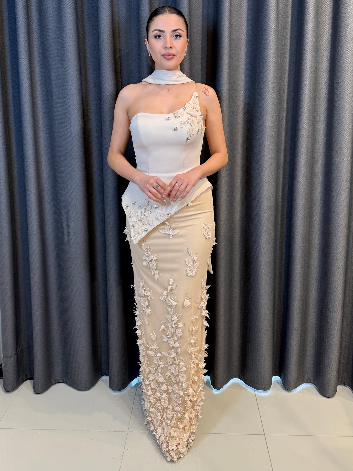 Kristal Taş ve Çiçek Süslemeli Gold Tek Omuz Peplum Abiye Elbise