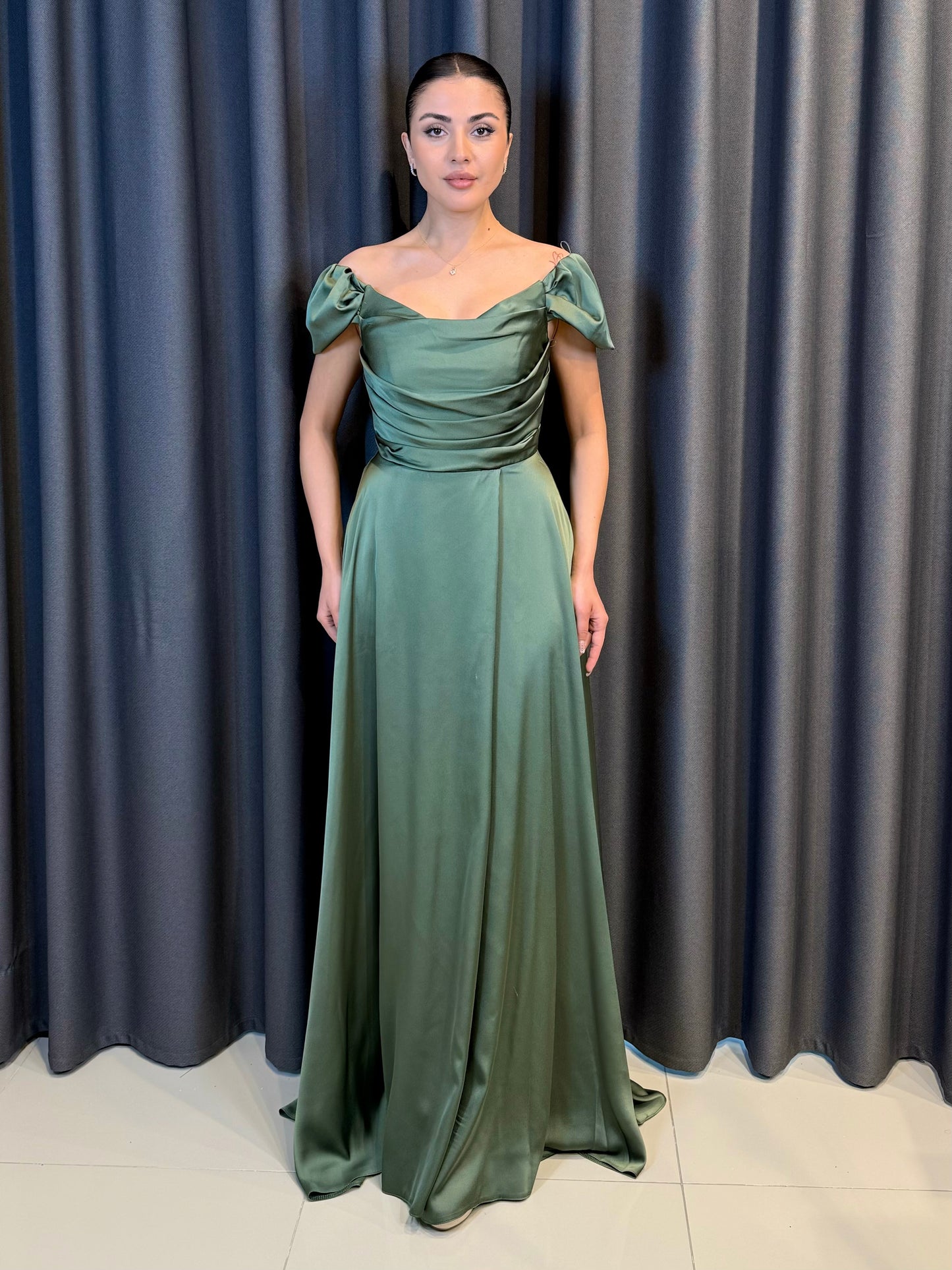 Kırmızı Saten Düşük Omuz Drape Detaylı Uzun Abiye Elbise