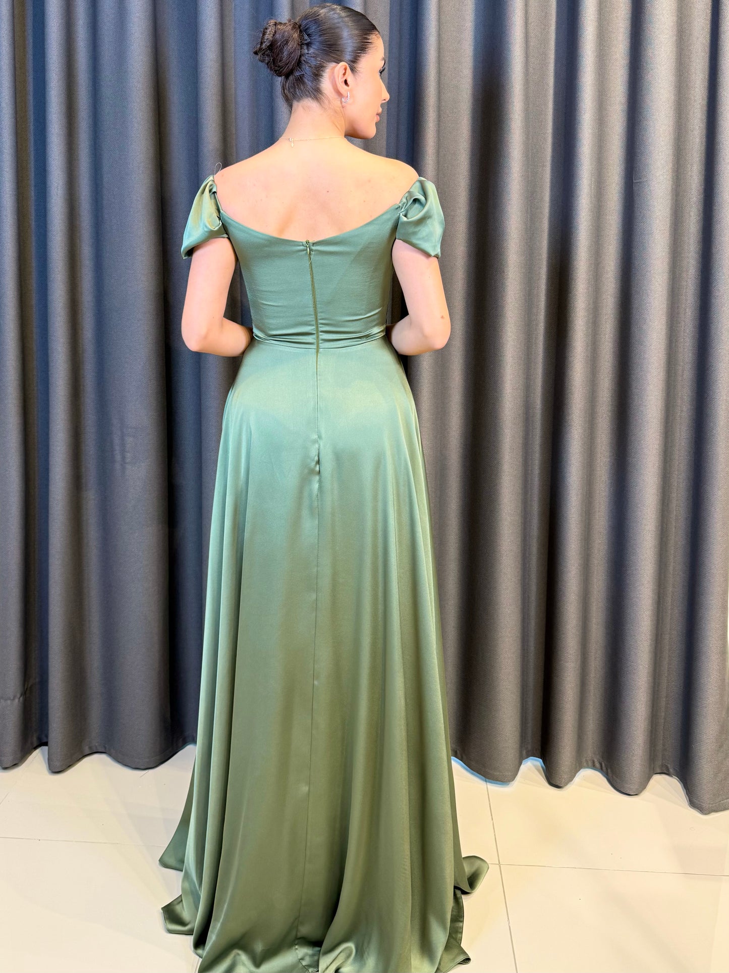 Kırmızı Saten Düşük Omuz Drape Detaylı Uzun Abiye Elbise