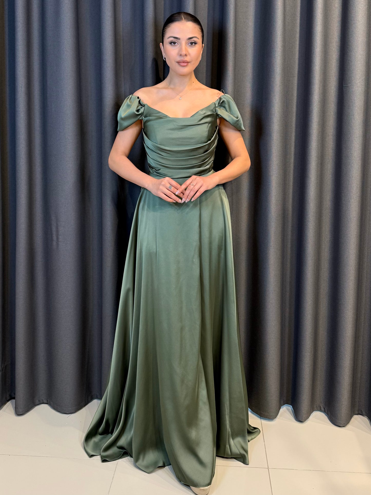 Kırmızı Saten Düşük Omuz Drape Detaylı Uzun Abiye Elbise