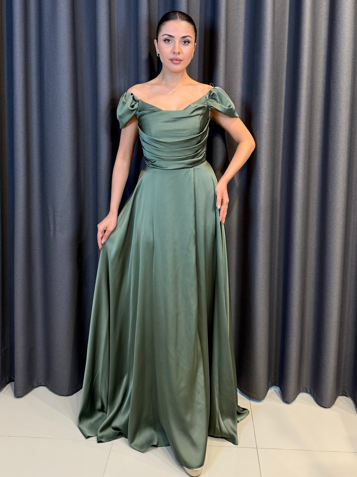 Kırmızı Saten Düşük Omuz Drape Detaylı Uzun Abiye Elbise