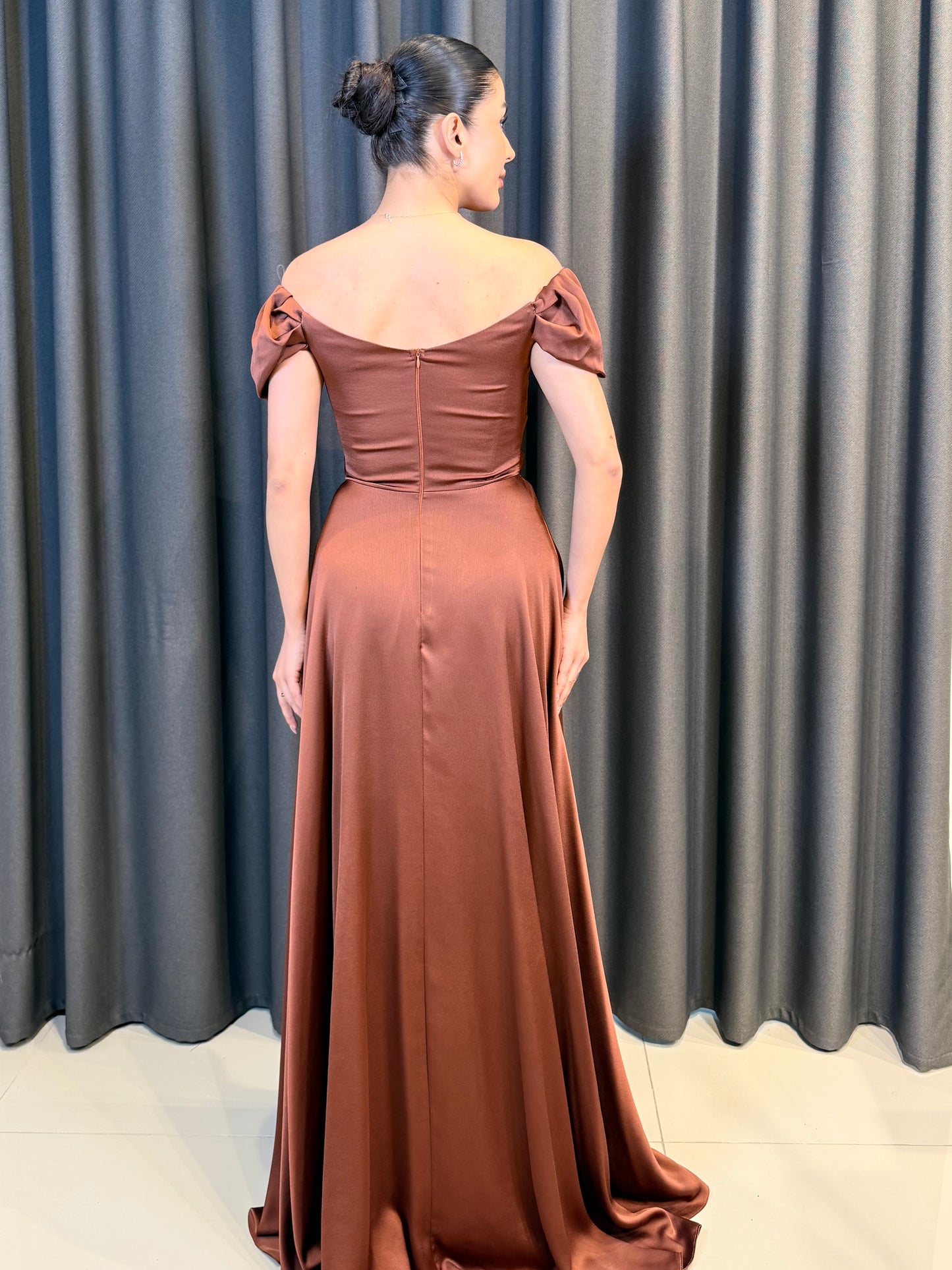 Kırmızı Saten Düşük Omuz Drape Detaylı Uzun Abiye Elbise