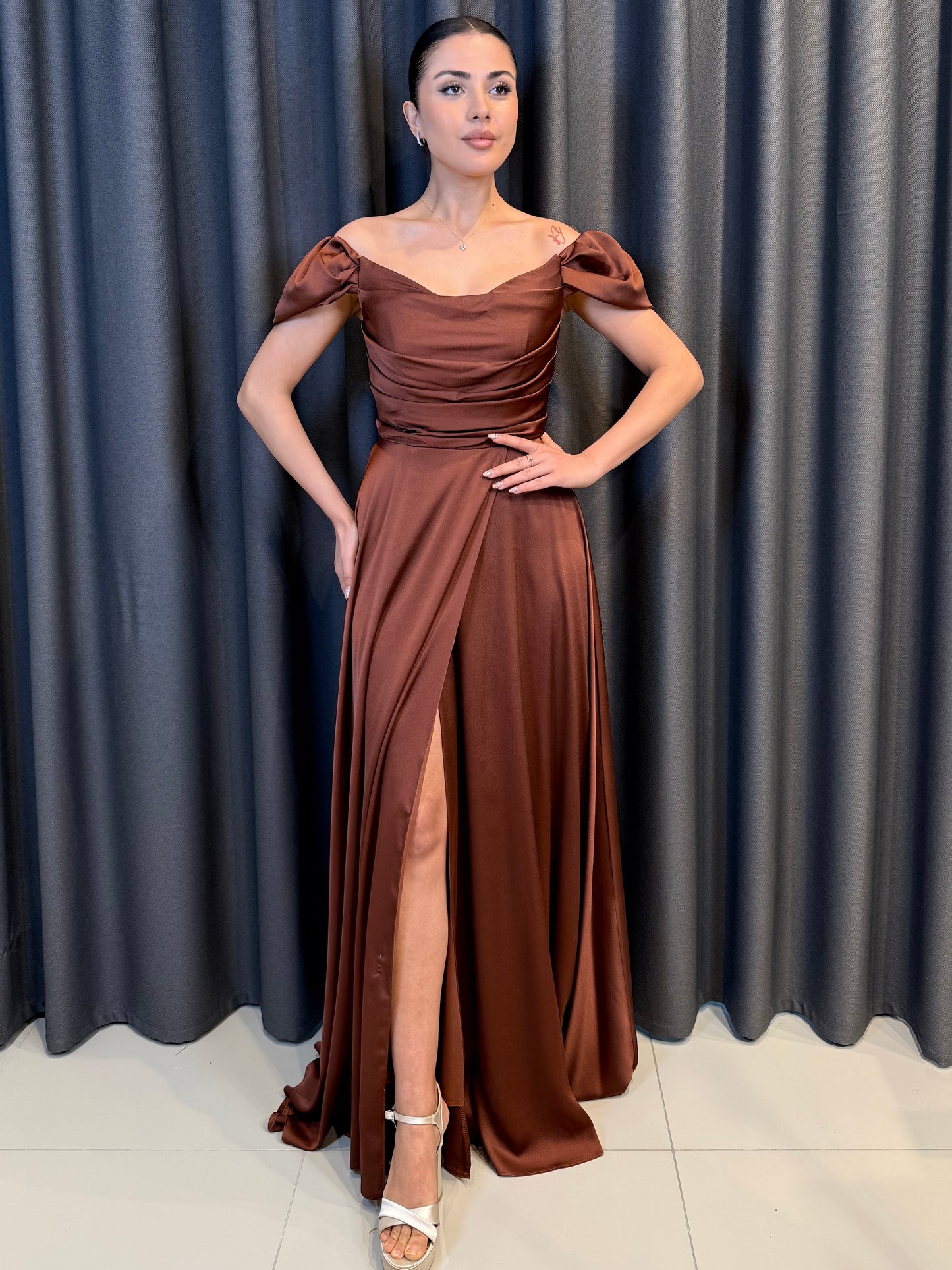 Kırmızı Saten Düşük Omuz Drape Detaylı Uzun Abiye Elbise