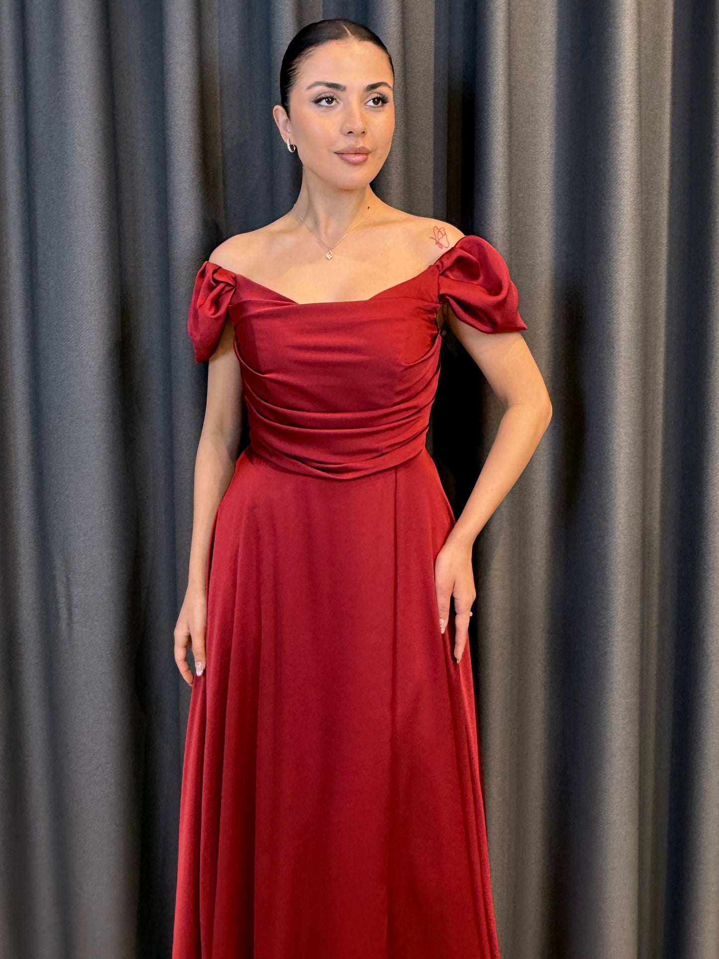 Kırmızı Saten Düşük Omuz Drape Detaylı Uzun Abiye Elbise