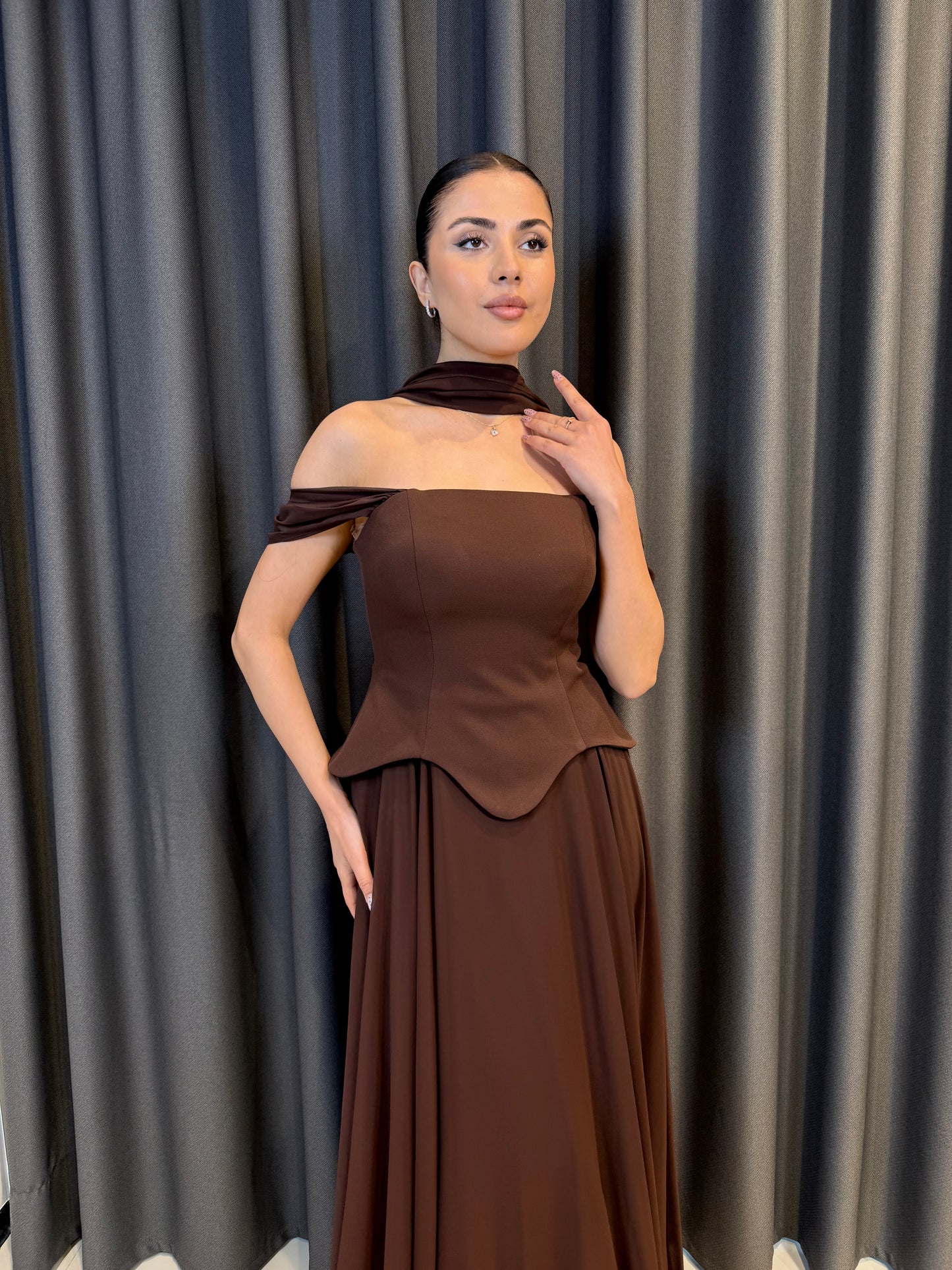 Siyah Düşük Omuzlu Boyun Atkılı Şifon Abiye Elbise