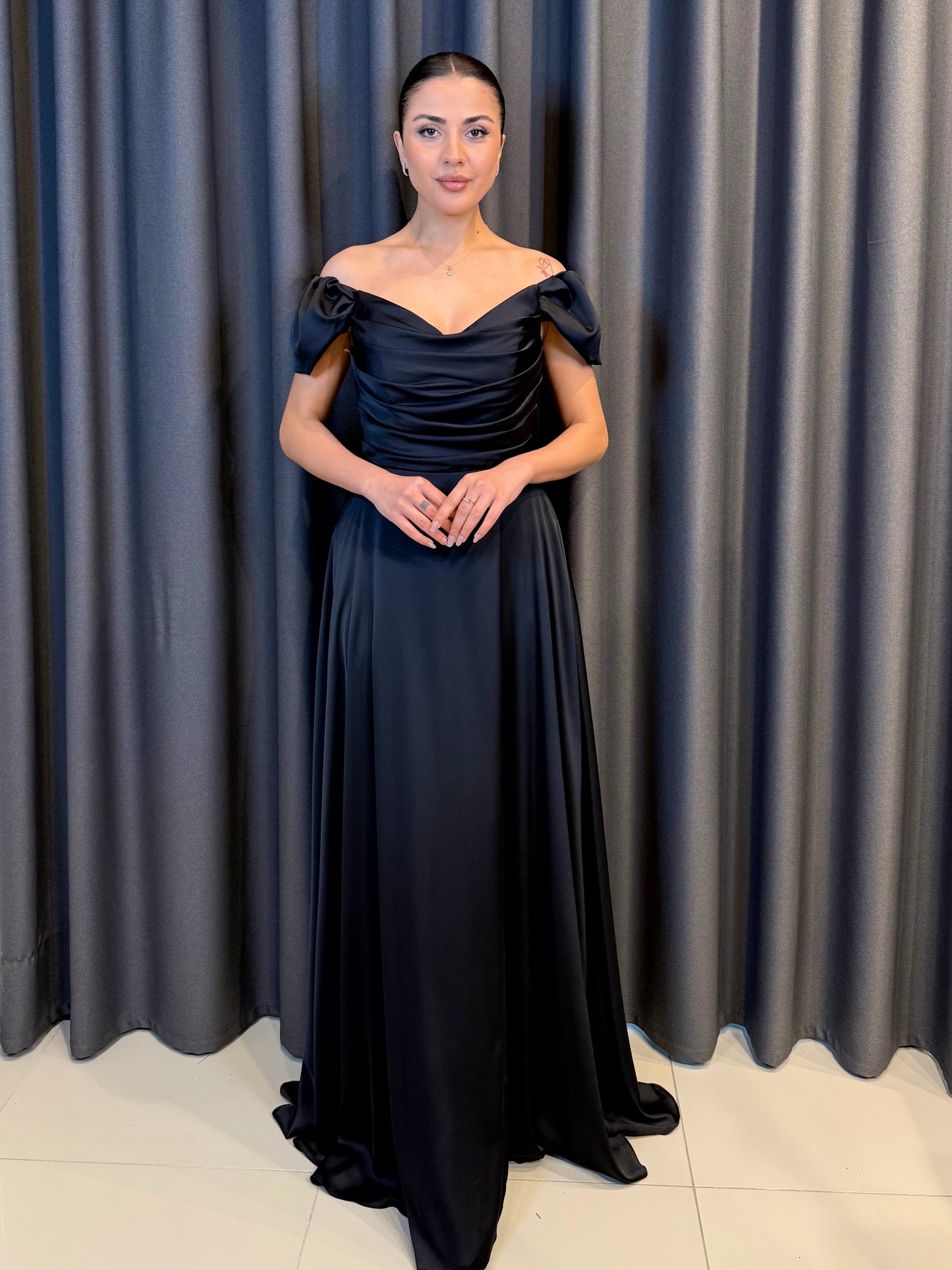 Kırmızı Saten Düşük Omuz Drape Detaylı Uzun Abiye Elbise