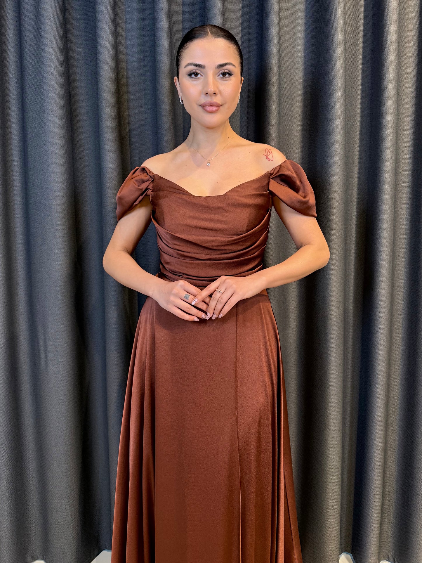 Kırmızı Saten Düşük Omuz Drape Detaylı Uzun Abiye Elbise